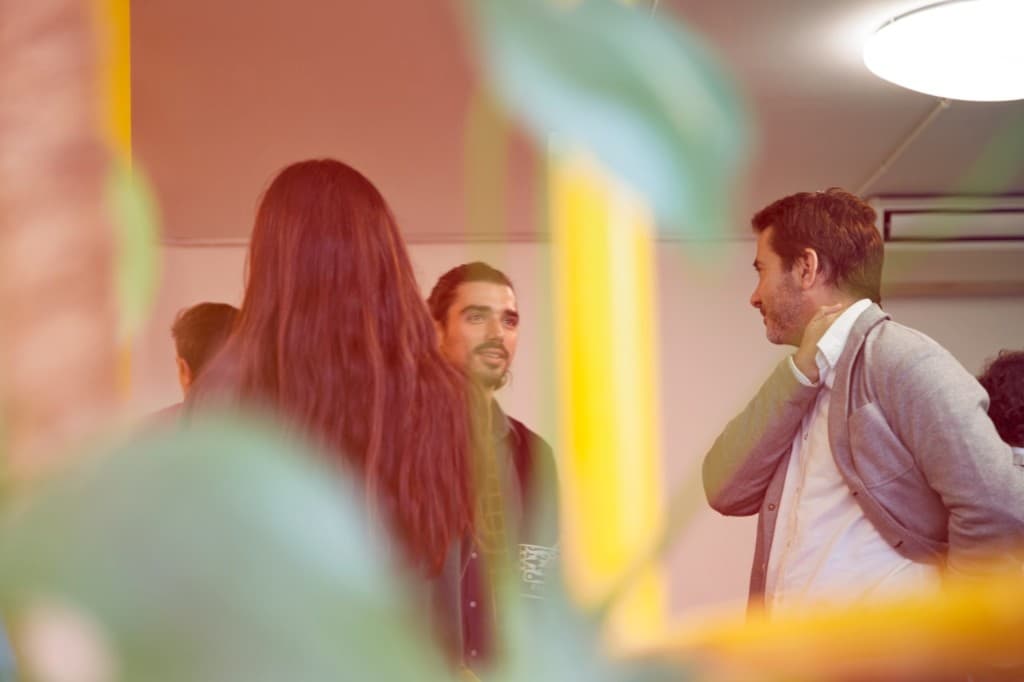 Personas conversando durante un encuentro en un pabellón